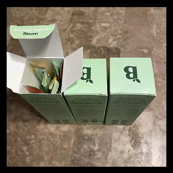 Bloom Nutrition Greens & Superfoods Powder Sticks, Mango and Berry, 29 Count - Picture 3 of 3